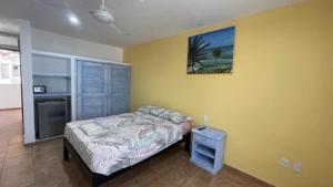 1 dormitorio con 1 cama y una foto en la pared en International House en Playa del Carmen