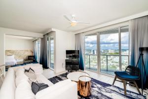 フォート・ローダーデールにあるHigh Floor Luxury 2BR 2BA, Sleeps 6, Resort Access - Horizon by HomeStakes Staysの白いソファと大きな窓のあるリビングルーム