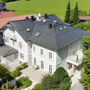 een luchtzicht op een groot wit huis met een grijs dak bij Villa Wickenburg in Salzburg