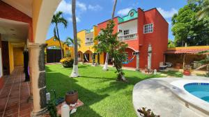 cortile di una casa con piscina di Casa Colonial, Cozumel Villa Indigo a Cozumel