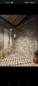 La salle de bains est pourvue d'une douche et de carrelage. dans l'établissement Baan Hotelier Resort, à Trat