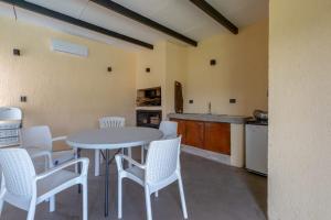 cocina con mesa y sillas en una habitación en Casa en chacras de coria en Mendoza