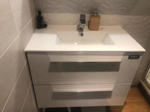 lavabo blanco en el baño con encimera en Joli appartement individuel dans maison en Ostwald