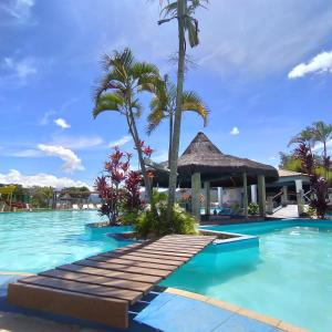 uma piscina com um resort com palmeiras em Granville Eco Resort em Rio de Contas