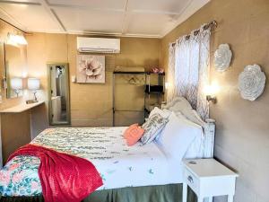 Un pequeño dormitorio con una cama blanca y una ventana en #03 - Fantastic Lakeside Studio Cottage- Pet Friendly en Hot Springs