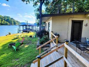 une maison dotée d'une terrasse avec des chaises et une table dans l'établissement #03 - Fantastic Lakeside Studio Cottage- Pet Friendly, à Hot Springs 8 autres photos