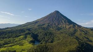 a mountain with a lake in front of it at Tabacón Thermal Resort & Spa in Fortuna