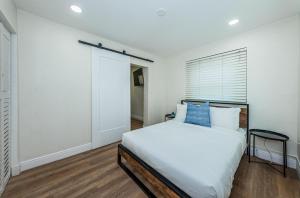 - une chambre avec un lit et une porte coulissante en verre dans l'établissement Island Bliss I, à Clearwater Beach