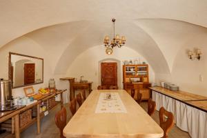 AlpenRetreat في ناسيريث: غرفة طعام مع طاولة وكراسي خشبية
