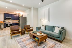 un soggiorno con un divano e un tavolo di Walk to Downtown Brevard Apt with Patio and Fire Pit! a Brevard