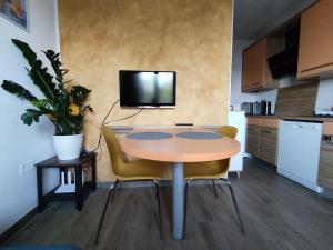 TV a/nebo společenská místnost v ubytování Apartment Rea