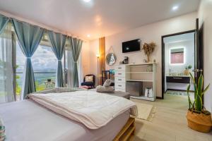 - une chambre avec un grand lit et une grande fenêtre dans l'établissement House of Turri Suite, Views & Jacuzzi, à Verbena Norte
