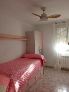 1 dormitorio con 1 cama y ventilador de techo en El Portal del Somontano ESTADILLA, en Estadilla