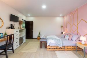 - une chambre avec un lit et un bureau dans l'établissement House of Turri Suite, Views & Jacuzzi, à Verbena Norte