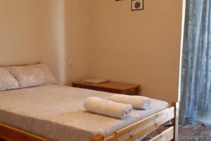ein Schlafzimmer mit einem Bett, auf dem zwei Handtücher liegen in der Unterkunft Βαγγέλης in Kardítsa