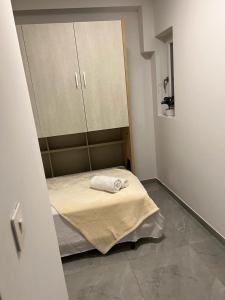 a small bedroom with a bed and a mirror at Neagoe residents in Birkirkara