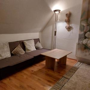 sala de estar con sofá y mesa en Ferienwohnung Mona Herford, en Herford