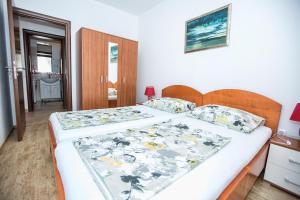 a bedroom with a large bed with a wooden headboard at Ferienhaus Elena, Karlobag in Karlobag