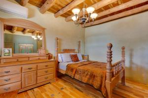 1 dormitorio con 1 cama con tocador y espejo en Santa Cruz Home with Mountain Views!, en Santa Cruz