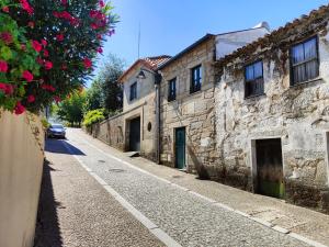 una strada vuota in un vecchio edificio in pietra di Casinha da Vila a Arouca