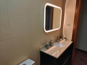 un bagno con lavandino e specchio di Casinha da Vila a Arouca Altre 7 foto