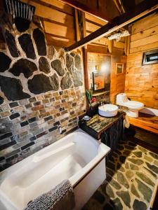 Mountain Nest في لانكوين: حمام مع حوض استحمام كبير ومغسلة