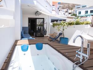 Casa dotata di balcone con vasca idromassaggio. di APARTMENT WITH PRIVATE JACUZZI and TERRACE IN LOS CHRISTIANOS a Los Cristianos