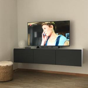 a television screen with a woman talking on a phone at Kleine Auszeit in Rosdorf