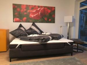 ein Sofa mit Kissen darauf im Wohnzimmer in der Unterkunft Kleine Auszeit in Rosdorf