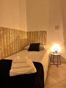 Un dormitorio con una cama con toallas blancas. en Civico 3 bed and breakfast, en Imola
