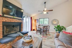 Χώρος καθιστικού στο Charming Flagstaff Condo Near Golfing and Hiking!