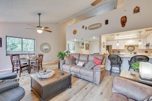 Χώρος καθιστικού στο Charming Flagstaff Condo Near Golfing and Hiking!