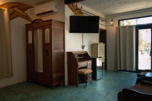 d'un salon avec une armoire et une télévision. dans l'établissement Casa Bahia, à La Paz