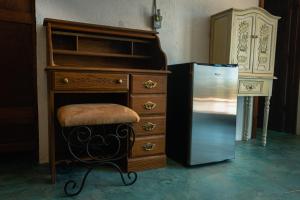 a dresser and a dresser with a chest of drawers and a bed at Casa Bahia in La Paz