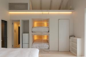 una camera da letto con pareti bianche e un letto con lenzuola bianche di Kamosu Mori - Vacation STAY 63383v a Tsunan