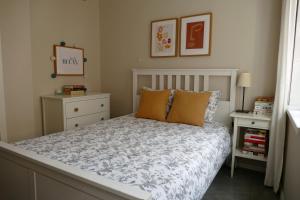 een slaapkamer met een wit bed met oranje kussens bij Feel at home - Old Town in Gdańsk