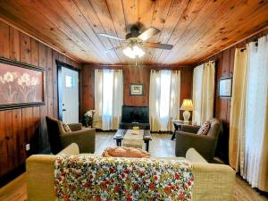 uma sala de estar com um sofá e uma ventoinha de tecto em #04-Adorable Large 1 Bedroom Lakeside Cottage- Pet Friendly em Hot Springs