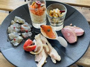 um prato de alimentos com carne e legumes sobre uma mesa em Umi no Gohanya Noramare - Vacation STAY 18203v em Masuda