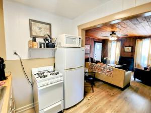 une cuisine avec une cuisinière blanche et un micro-ondes dans l'établissement #04-Adorable Large 1 Bedroom Lakeside Cottage- Pet Friendly, à Hot Springs 19 autres photos