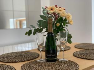 eine Flasche Wein auf einem Tisch mit Brille in der Unterkunft Le chardonnay, 30 min de Reims in Dormans