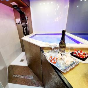 bañera de hidromasaje con botella de vino y bandeja de fruta en Apartment Linda Spa, en Solin