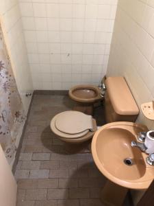 a bathroom with a toilet and a sink at Departamento 4 dormitorio in Corrientes