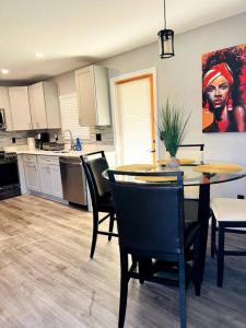 una cucina con un tavolo e sedie in una stanza di 3brdrm home near Downtown Orlando and Winterpark a Orlando