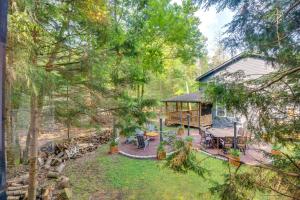 einen Blick über eine Hütte im Wald mit Bäumen in der Unterkunft Hot Tub, Beach Access Albrightsville Retreat! in Albrightsville