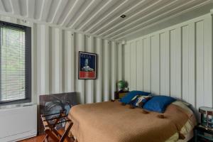 una camera con un letto in una stanza con pareti a strisce di La Villa Joséphine a Écully