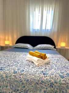 sypialnia z łóżkiem z ręcznikami w obiekcie Sea breeze w mieście Bat Jam