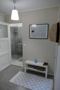 bagno con cabina doccia e tavolo di Feel at home - Old Town a Danzica