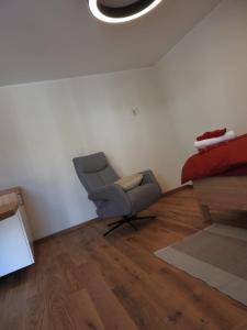 sala de estar con silla y cama en Einzel- Monteurzimmer barrierfrei en Forchtenberg