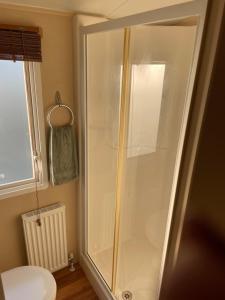 ホリーヘッドにあるSea View Fields Trearddurのバスルーム(シャワーブース、トイレ付) +10枚の写真