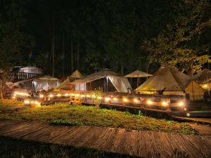 un gruppo di tende con luci notturne di Minamiaso STAYHAPPY - Vacation STAY 28491v a Shimoda